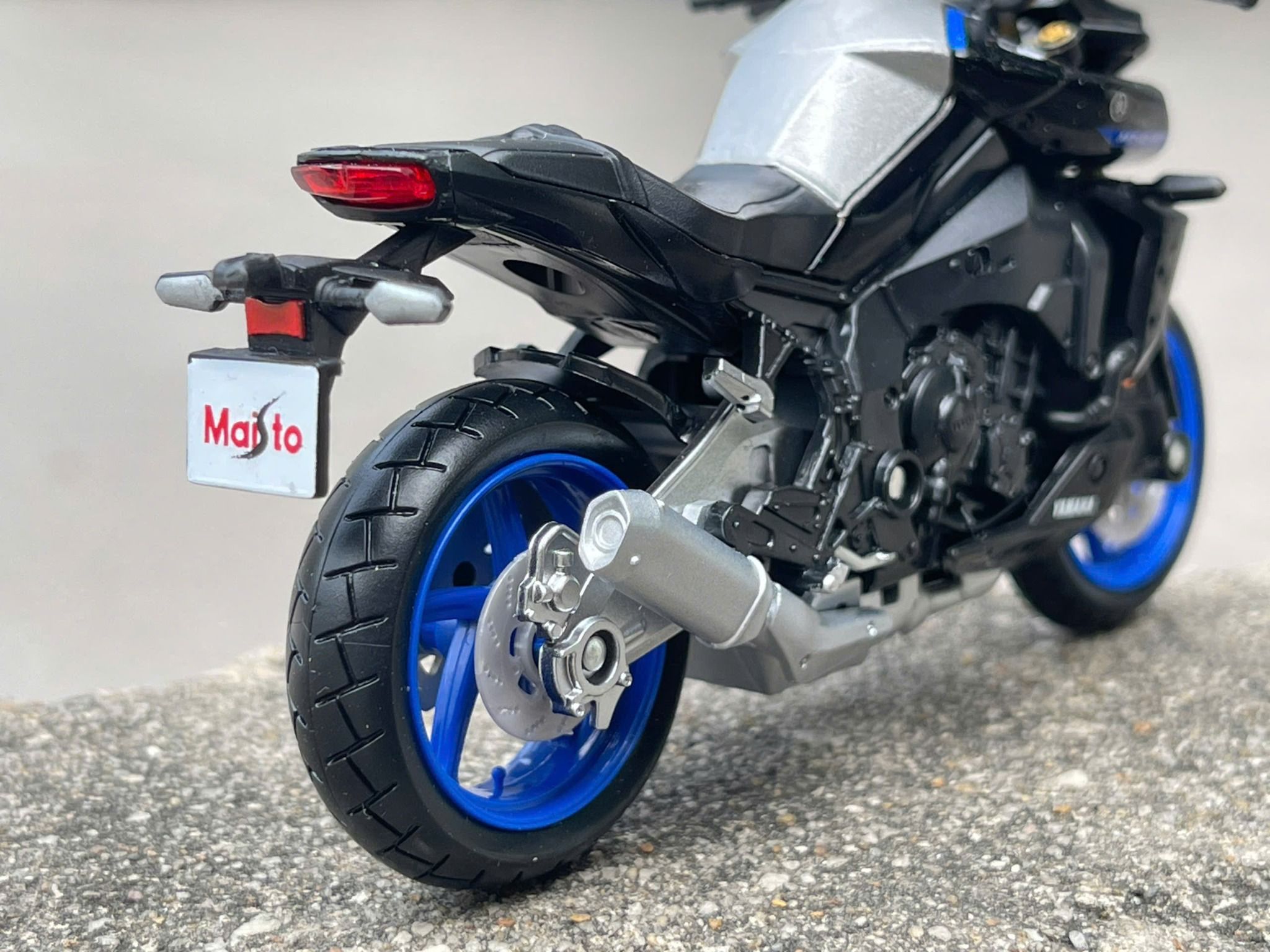 Mô hình xe mô tô Yamaha MT-10 Sp 2023 1:18 Maisto 39047 MT18003