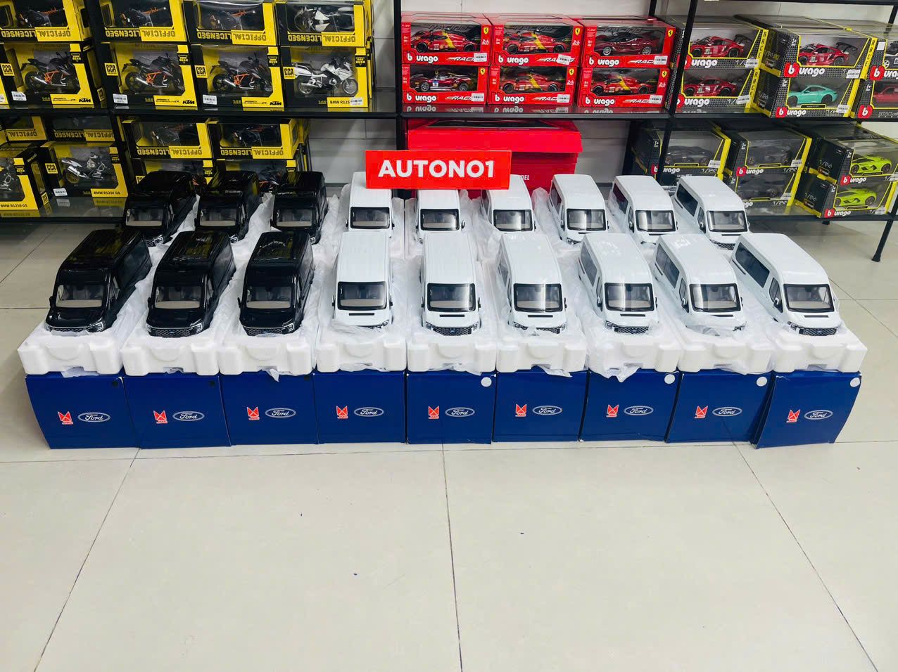 Mô hình xe khách 9 chỗ Ford Transit 2024 full open - đánh lái được tỉ lệ 1:18 Paudi OT18020
