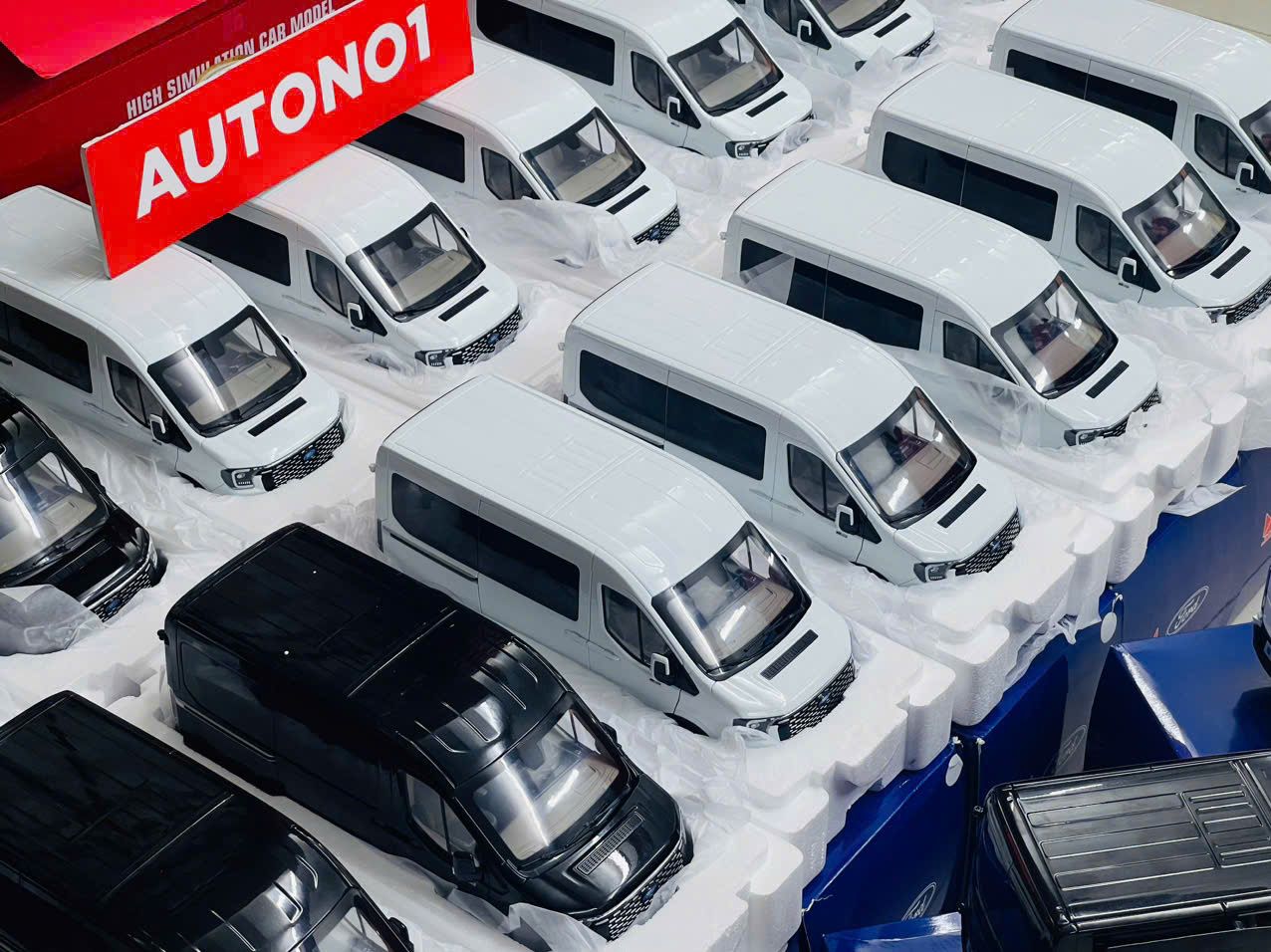 Mô hình xe khách 9 chỗ Ford Transit 2024 full open - đánh lái được tỉ lệ 1:18 Paudi OT18020