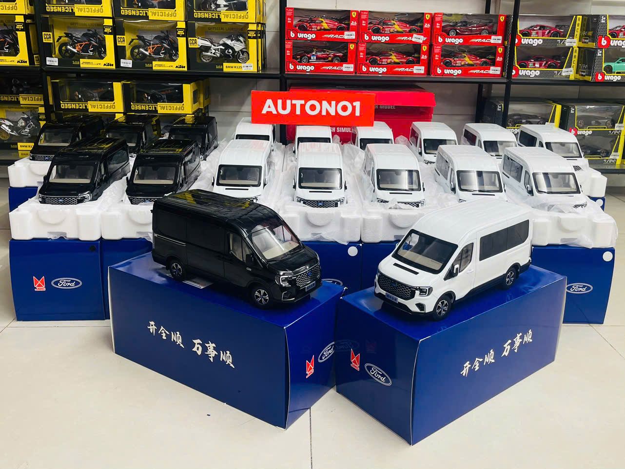 Mô hình xe khách 9 chỗ Ford Transit 2024 full open - đánh lái được tỉ lệ 1:18 Paudi OT18020