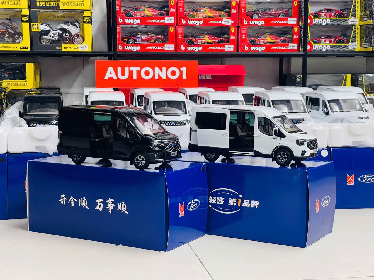 Mô hình xe khách 9 chỗ Ford Transit 2024 full open - đánh lái được tỉ lệ 1:18 Paudi OT18020