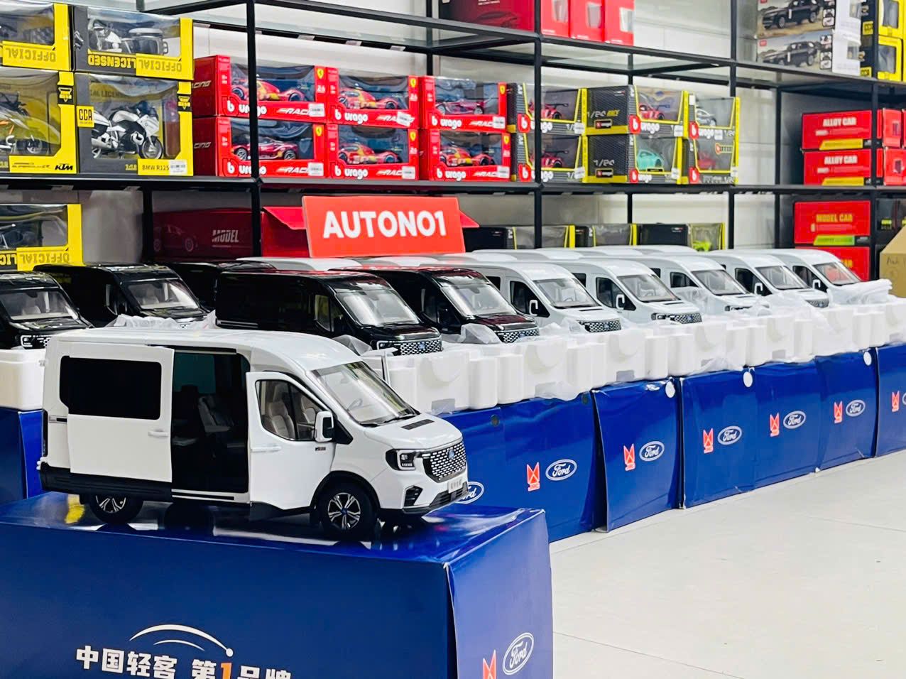Mô hình xe khách 9 chỗ Ford Transit 2024 full open - đánh lái được tỉ lệ 1:18 Paudi OT18020