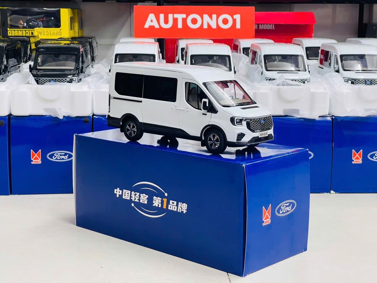Mô hình xe khách 9 chỗ Ford Transit 2024 full open - đánh lái được tỉ lệ 1:18 Paudi OT18020