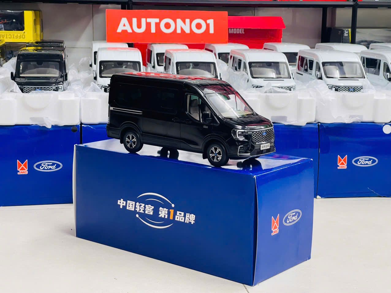 Mô hình xe khách 9 chỗ Ford Transit 2024 full open - đánh lái được tỉ lệ 1:18 Paudi OT18020