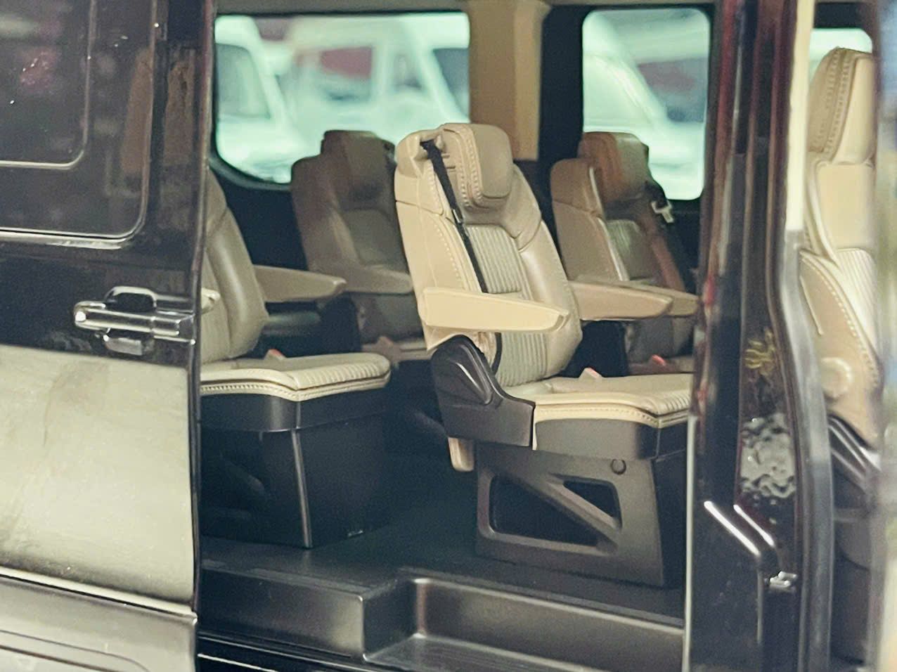 Mô hình xe khách 9 chỗ Ford Transit 2024 full open - đánh lái được tỉ lệ 1:18 Paudi OT18020