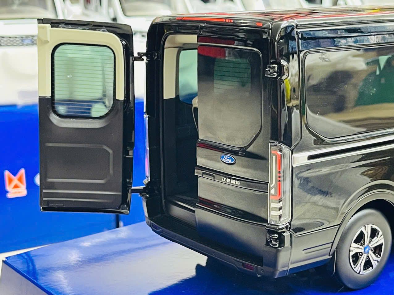 Mô hình xe khách 9 chỗ Ford Transit 2024 full open - đánh lái được tỉ lệ 1:18 Paudi OT18020