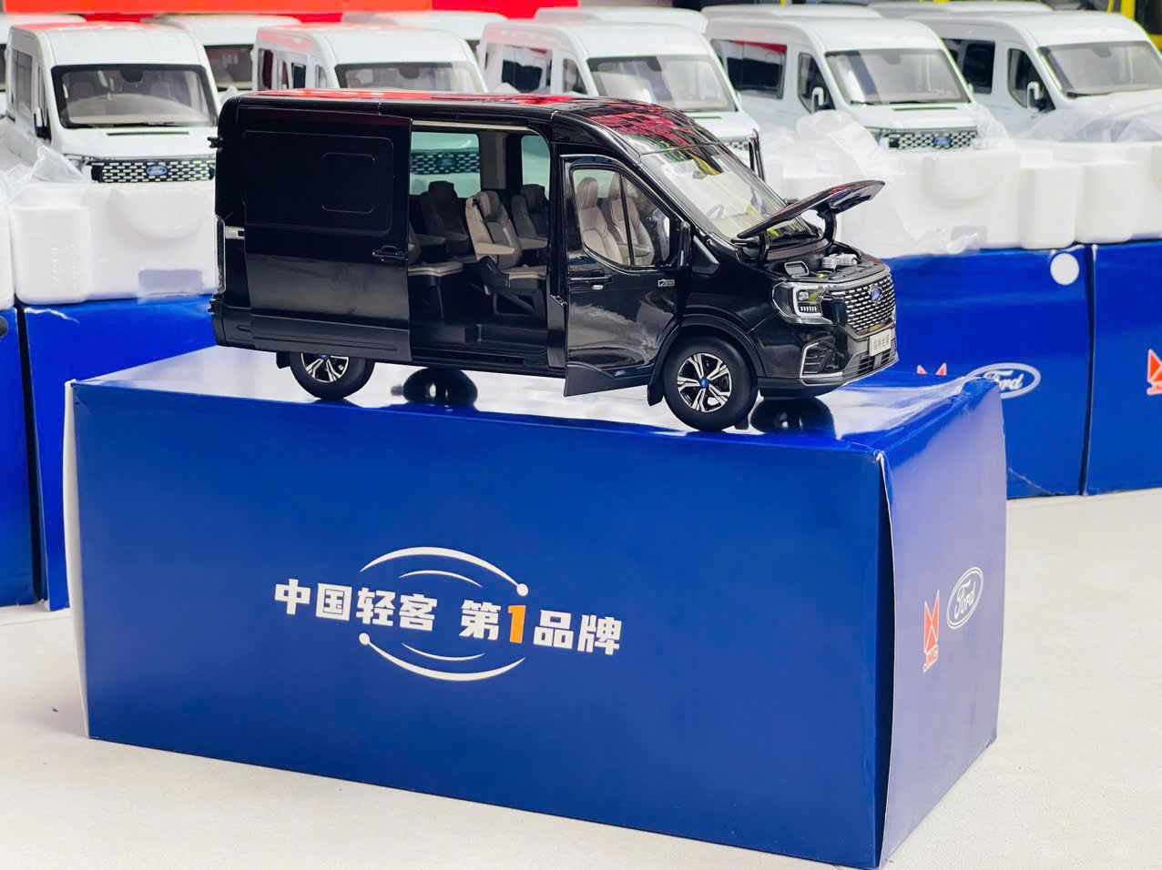 Mô hình xe khách 9 chỗ Ford Transit 2024 full open - đánh lái được tỉ lệ 1:18 Paudi OT18020