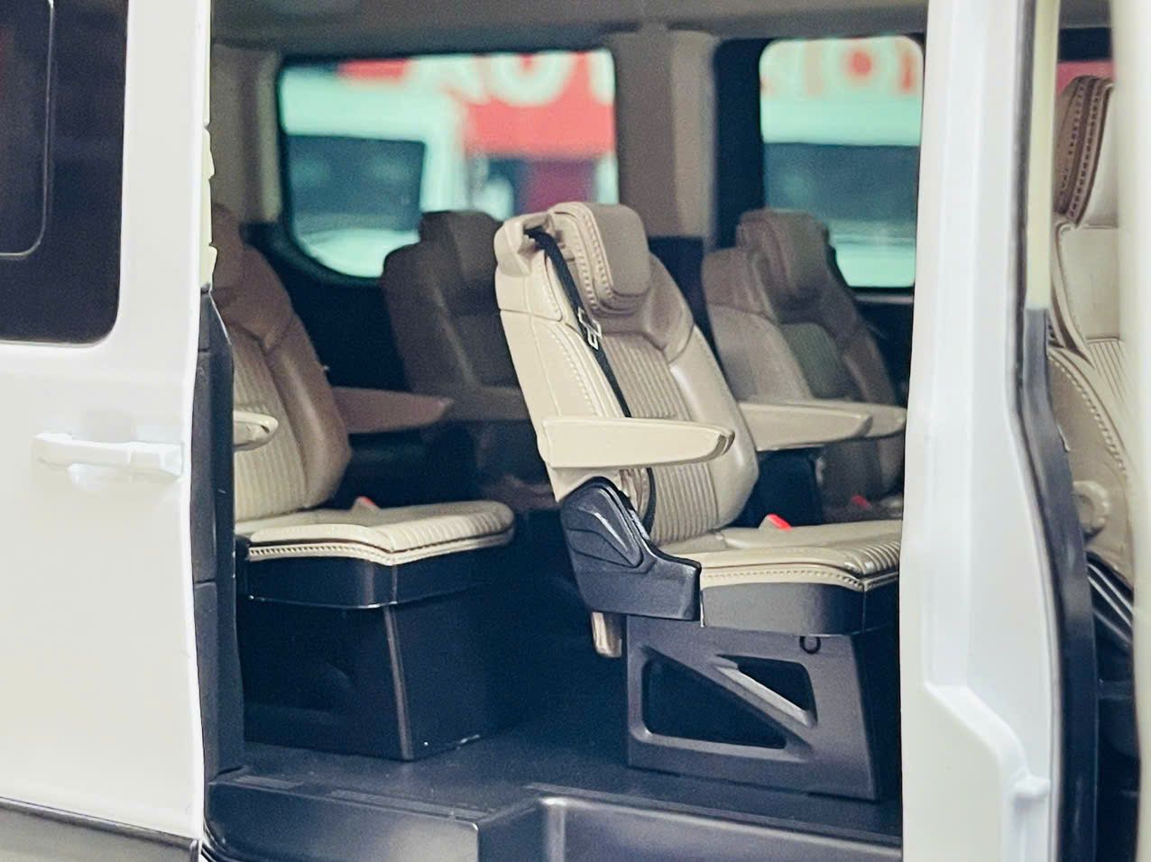 Mô hình xe khách 9 chỗ Ford Transit 2024 full open - đánh lái được tỉ lệ 1:18 Paudi OT18020