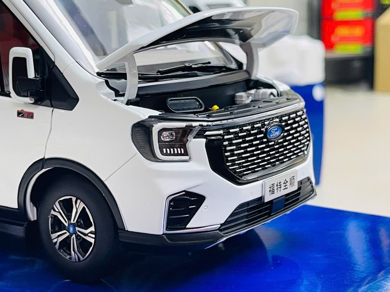 Mô hình xe khách 9 chỗ Ford Transit 2024 full open - đánh lái được tỉ lệ 1:18 Paudi OT18020