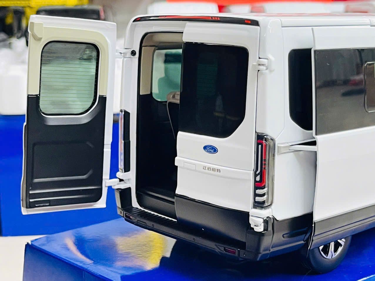 Mô hình xe khách 9 chỗ Ford Transit 2024 full open - đánh lái được tỉ lệ 1:18 Paudi OT18020