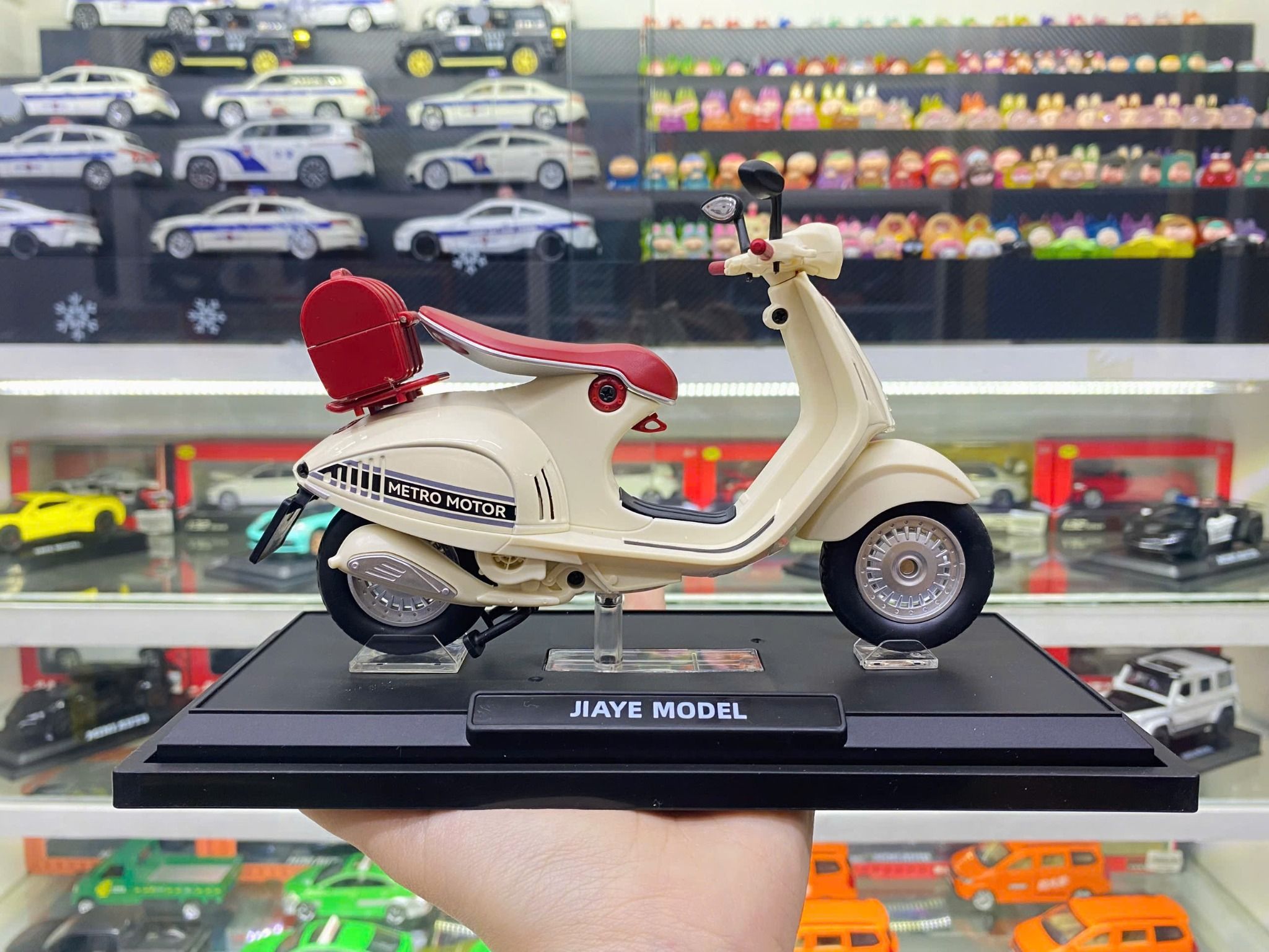 Mô hình xe Vespa 946 có đế - âm thanh - đèn tỉ lệ 1:12 Jiaye model MT12014