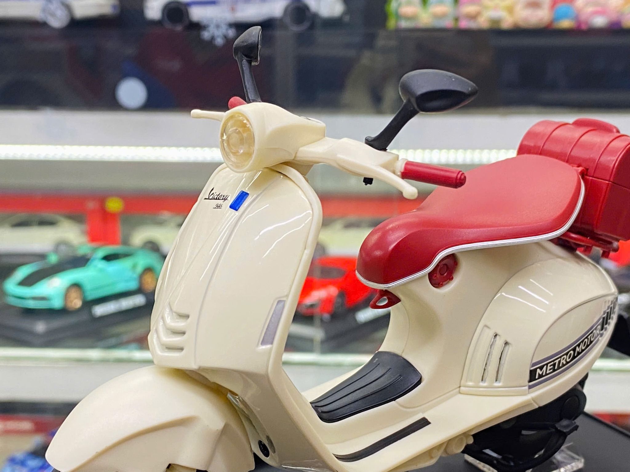 Mô hình xe Vespa 946 có đế - âm thanh - đèn tỉ lệ 1:12 Jiaye model MT12014