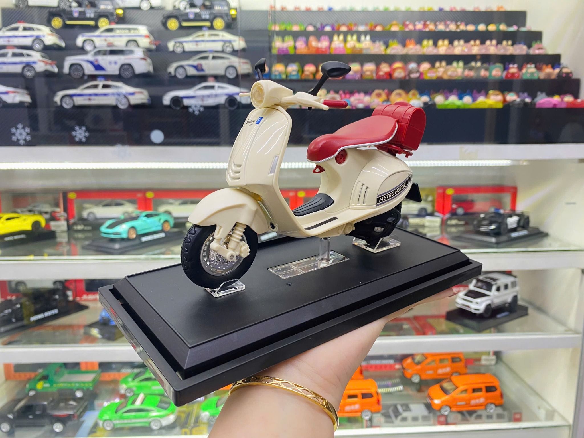 Mô hình xe Vespa 946 có đế - âm thanh - đèn tỉ lệ 1:12 Jiaye model MT12014