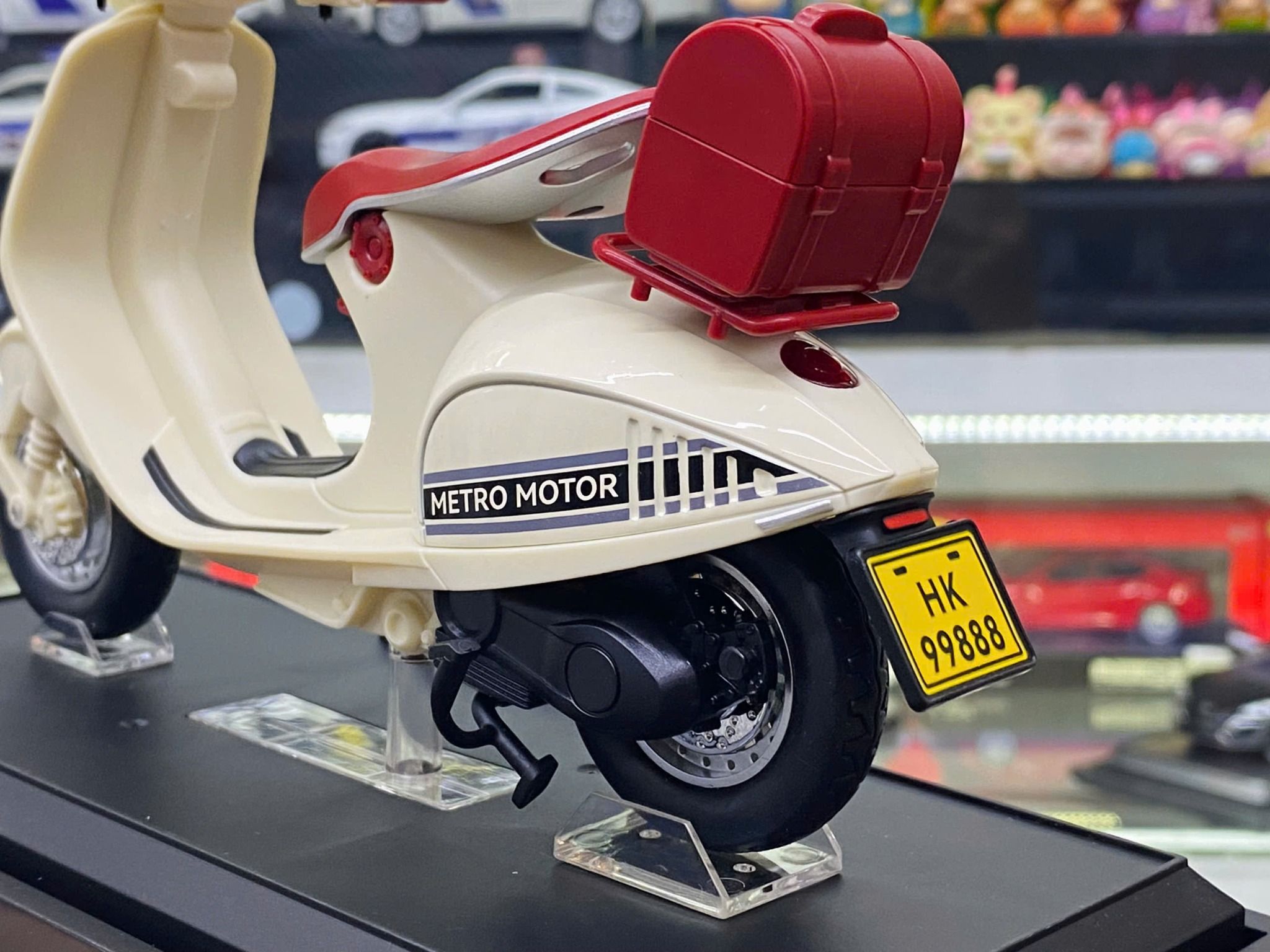 Mô hình xe Vespa 946 có đế - âm thanh - đèn tỉ lệ 1:12 Jiaye model MT12014