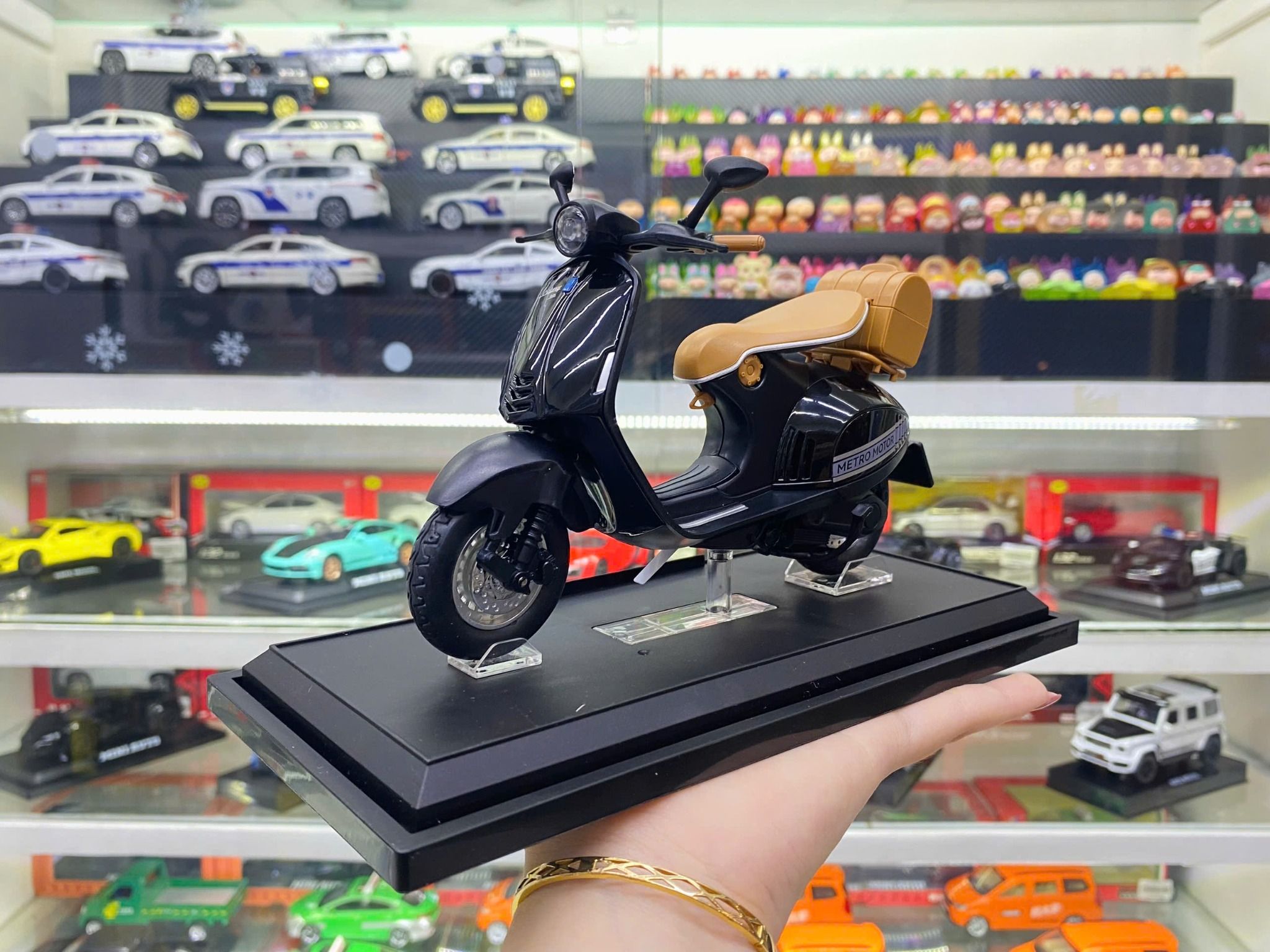 Mô hình xe Vespa 946 có đế - âm thanh - đèn tỉ lệ 1:12 Jiaye model MT12014