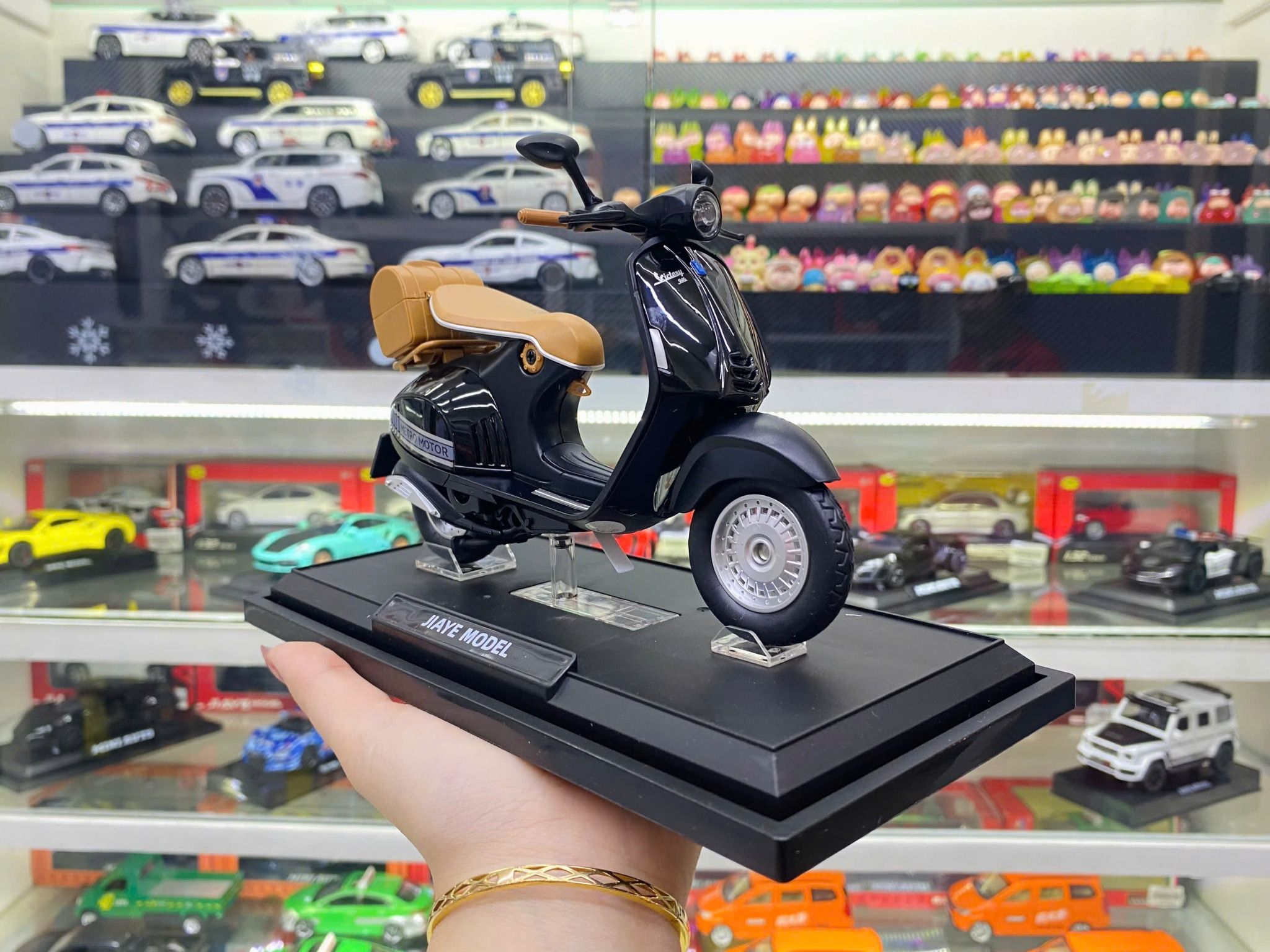 Mô hình xe Vespa 946 có đế - âm thanh - đèn tỉ lệ 1:12 Jiaye model MT12014