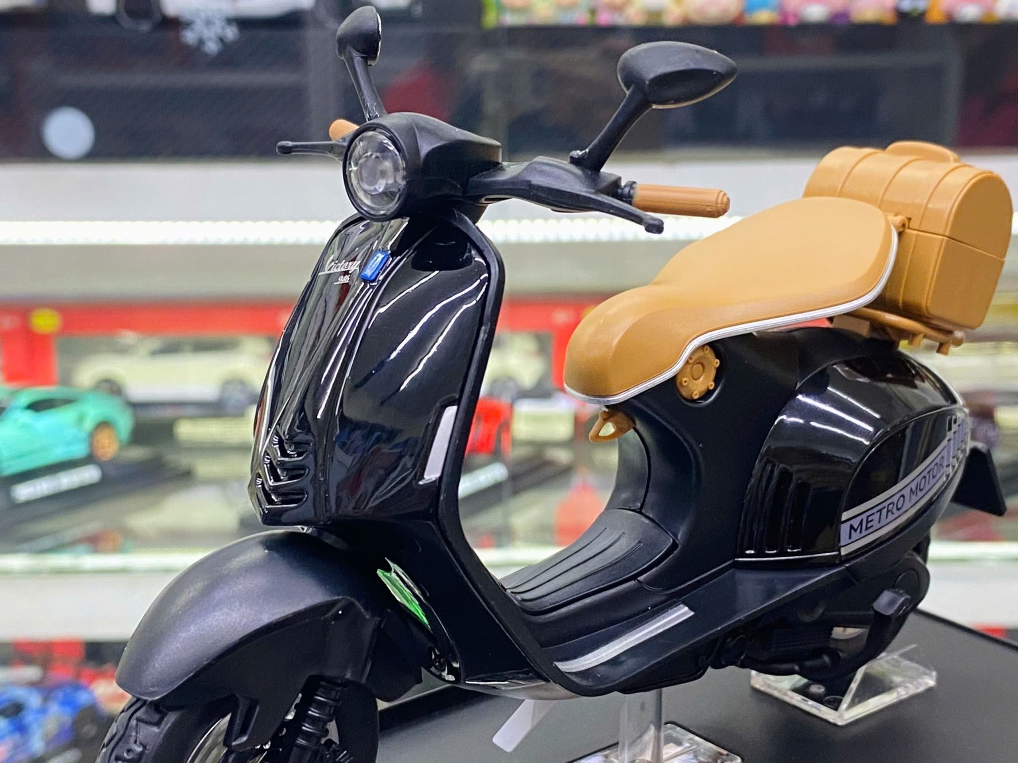 Mô hình xe Vespa 946 có đế - âm thanh - đèn tỉ lệ 1:12 Jiaye model MT12014