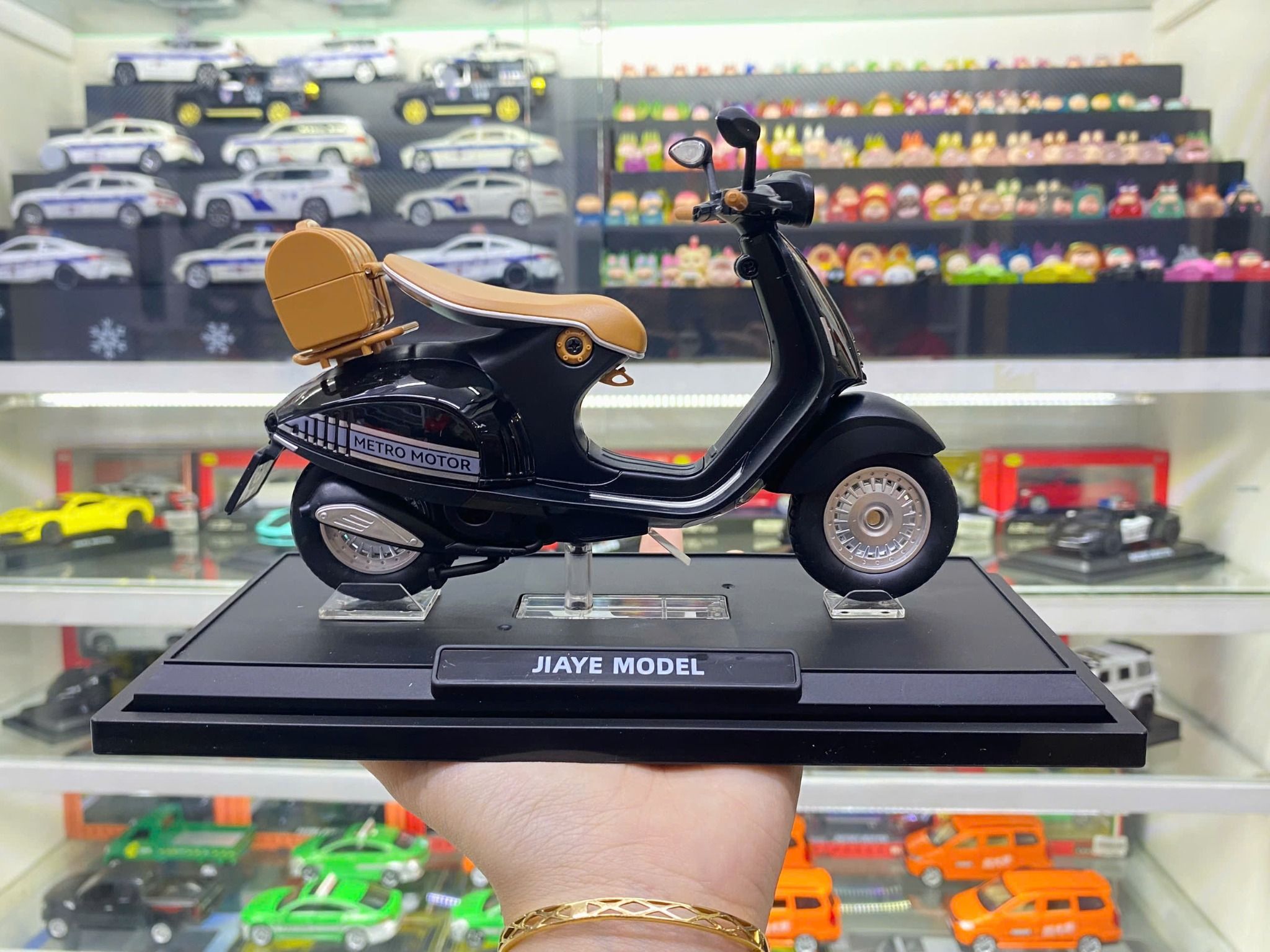 Mô hình xe Vespa 946 có đế - âm thanh - đèn tỉ lệ 1:12 Jiaye model MT12014