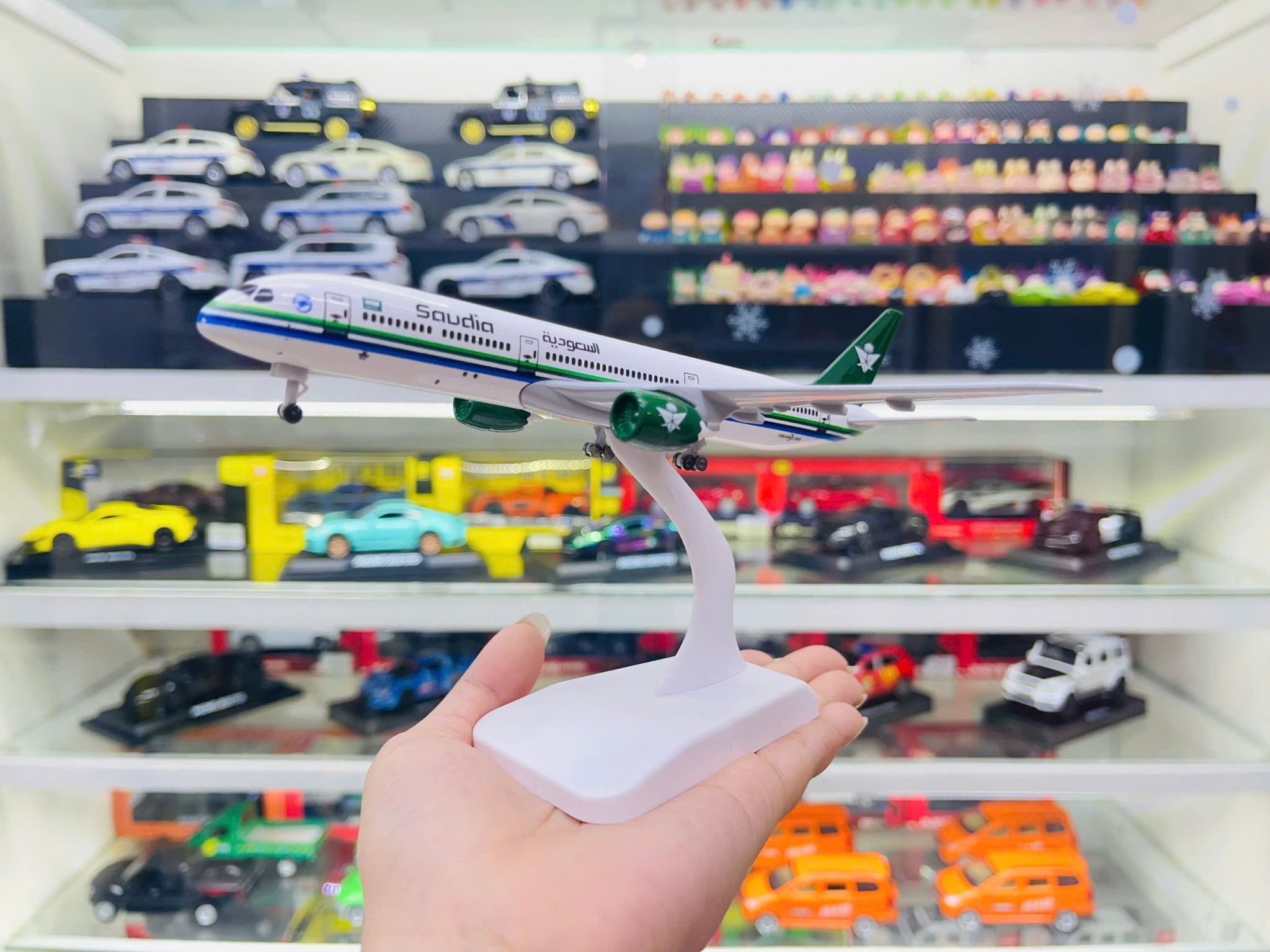 Mô hình máy bay Ả rập Saudi Airlines Boeing B787 có bánh xe kích thước 20cm MB20128