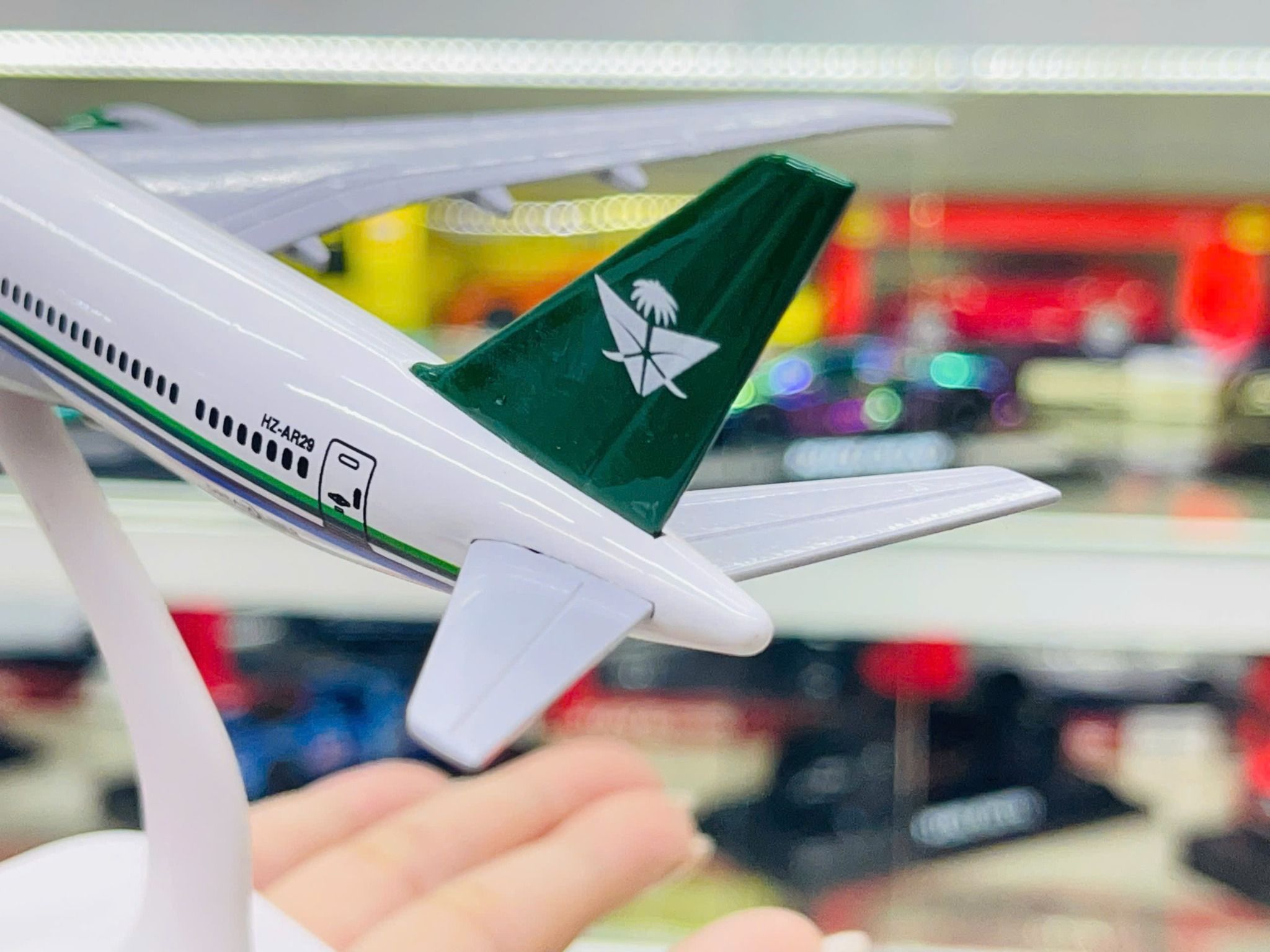 Mô hình máy bay Ả rập Saudi Airlines Boeing B787 có bánh xe kích thước 20cm MB20128