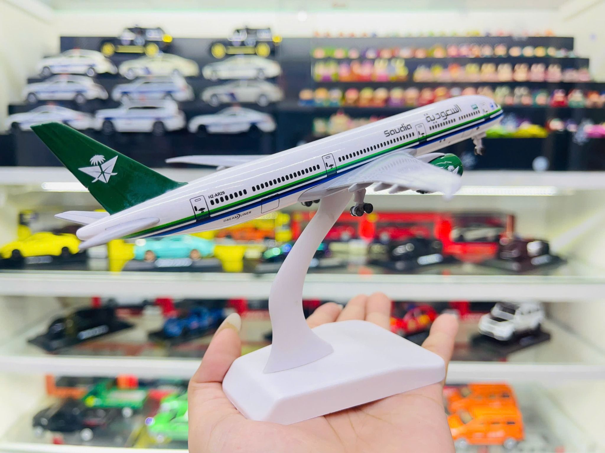Mô hình máy bay Ả rập Saudi Airlines Boeing B787 có bánh xe kích thước 20cm MB20128