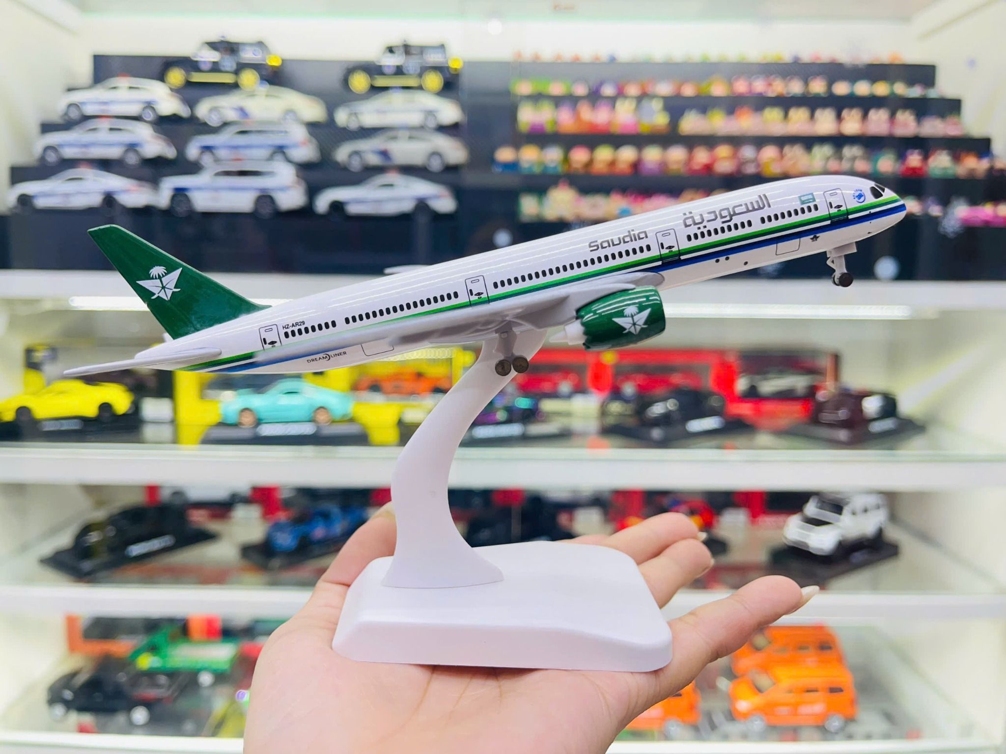 Mô hình máy bay Ả rập Saudi Airlines Boeing B787 có bánh xe kích thước 20cm MB20128