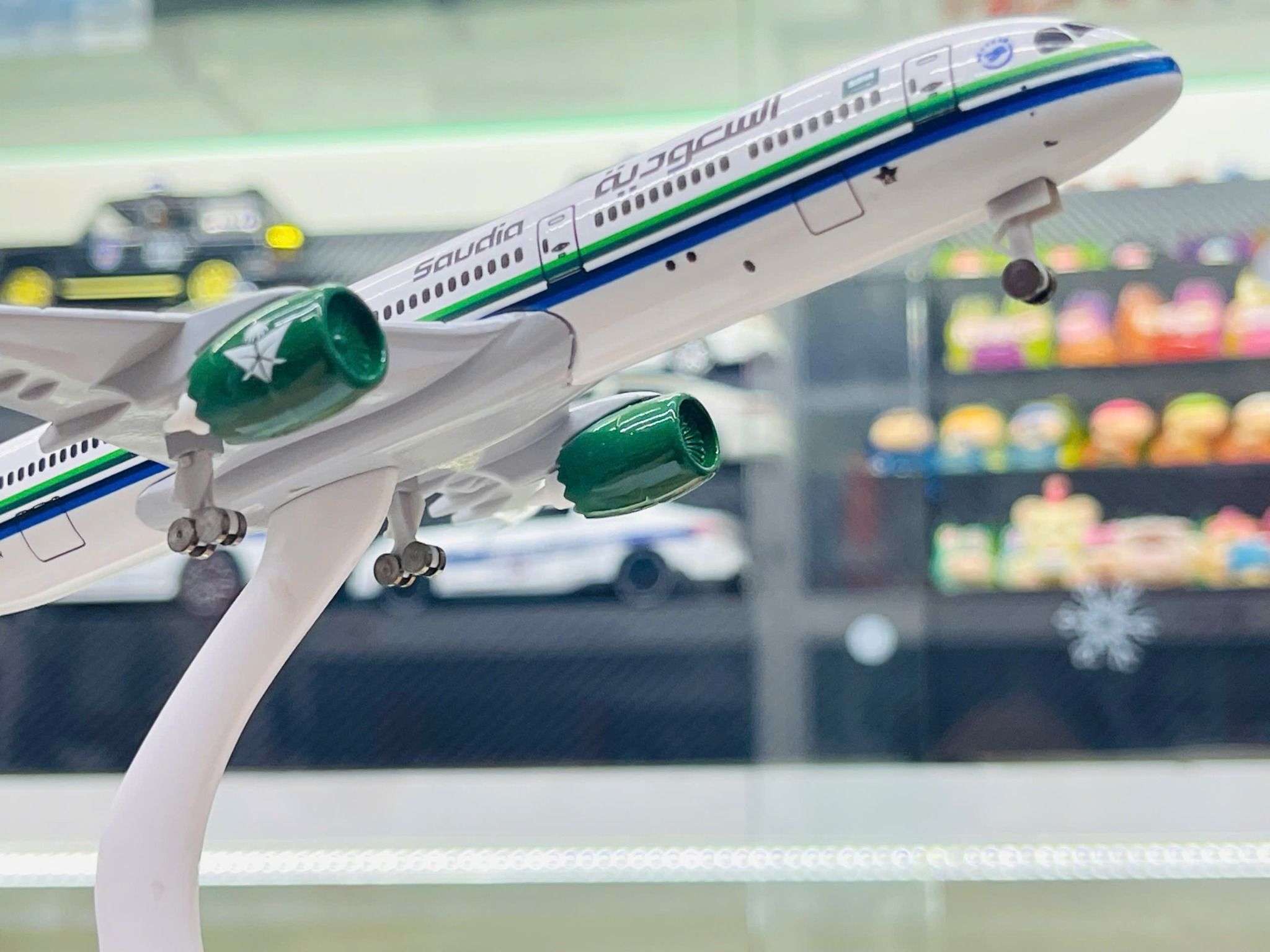 Mô hình máy bay Ả rập Saudi Airlines Boeing B787 có bánh xe kích thước 20cm MB20128