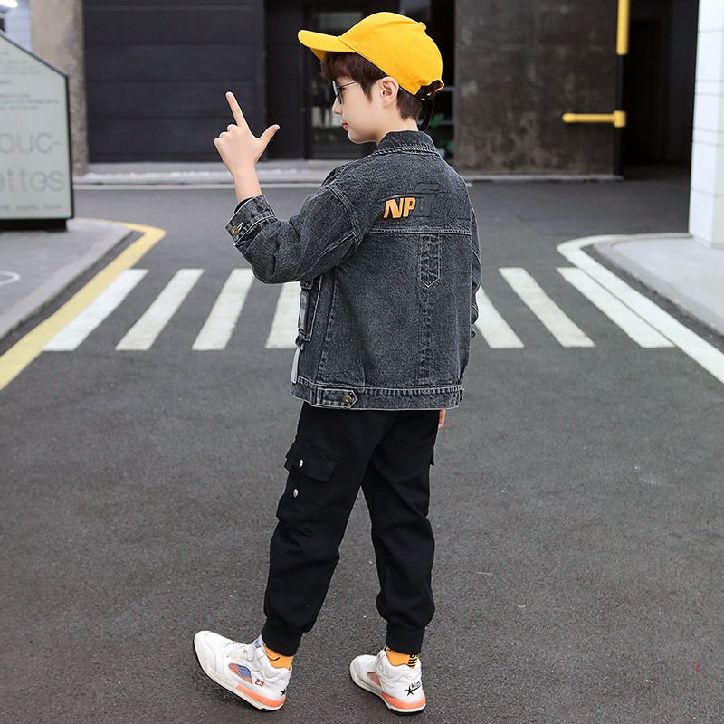 Áo khoác jean bé trai size đại TrueKids, Áo khoác jean bé trai phối túi trước
