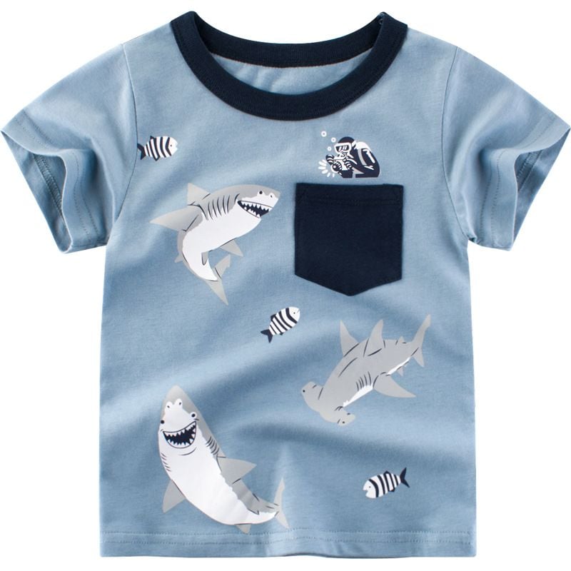 Áo thun cotton bé trai TrueKids hình in cá mập túi phối màu xanh