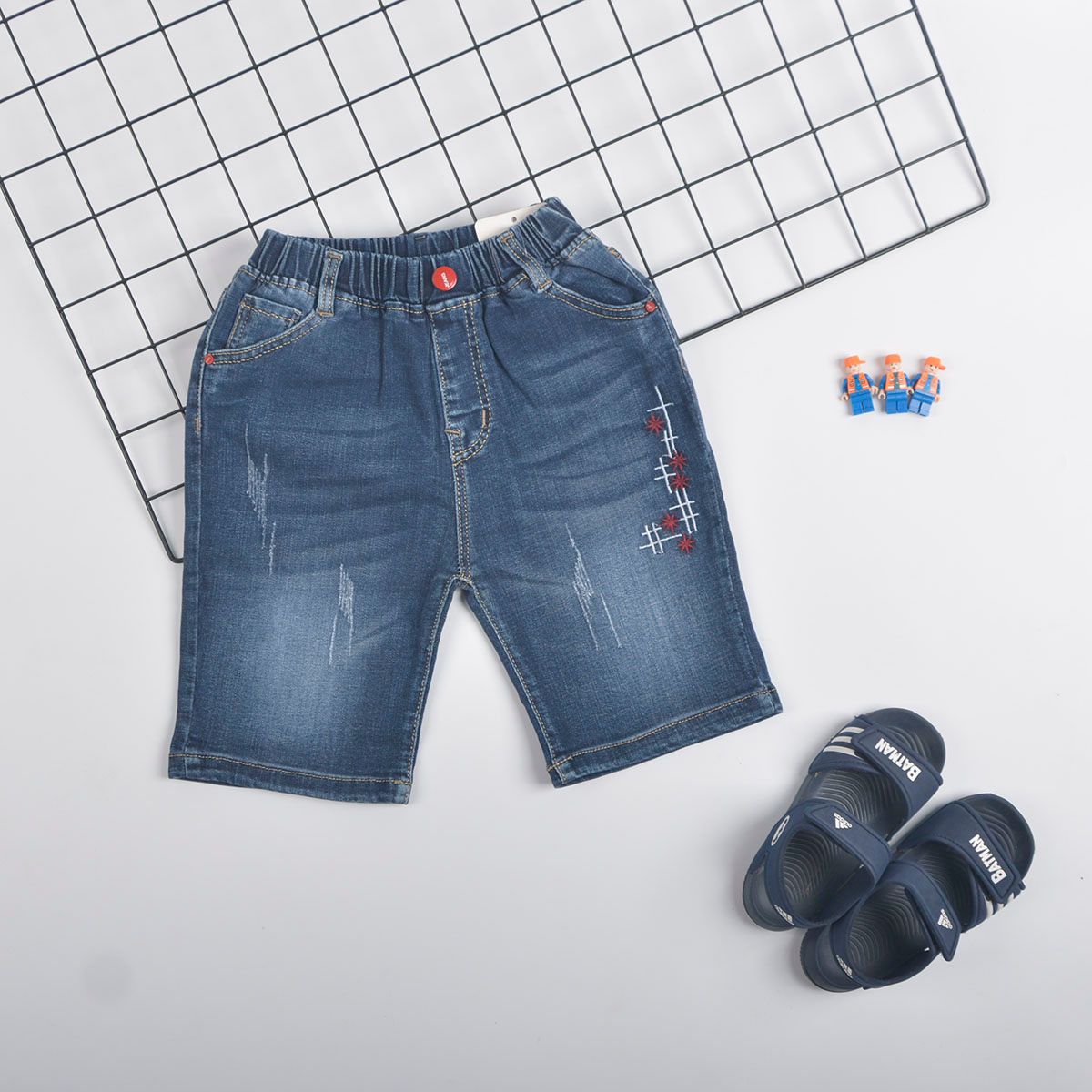 Quần short jean TrueKids, quần short jean cho bé trai thêu sọc