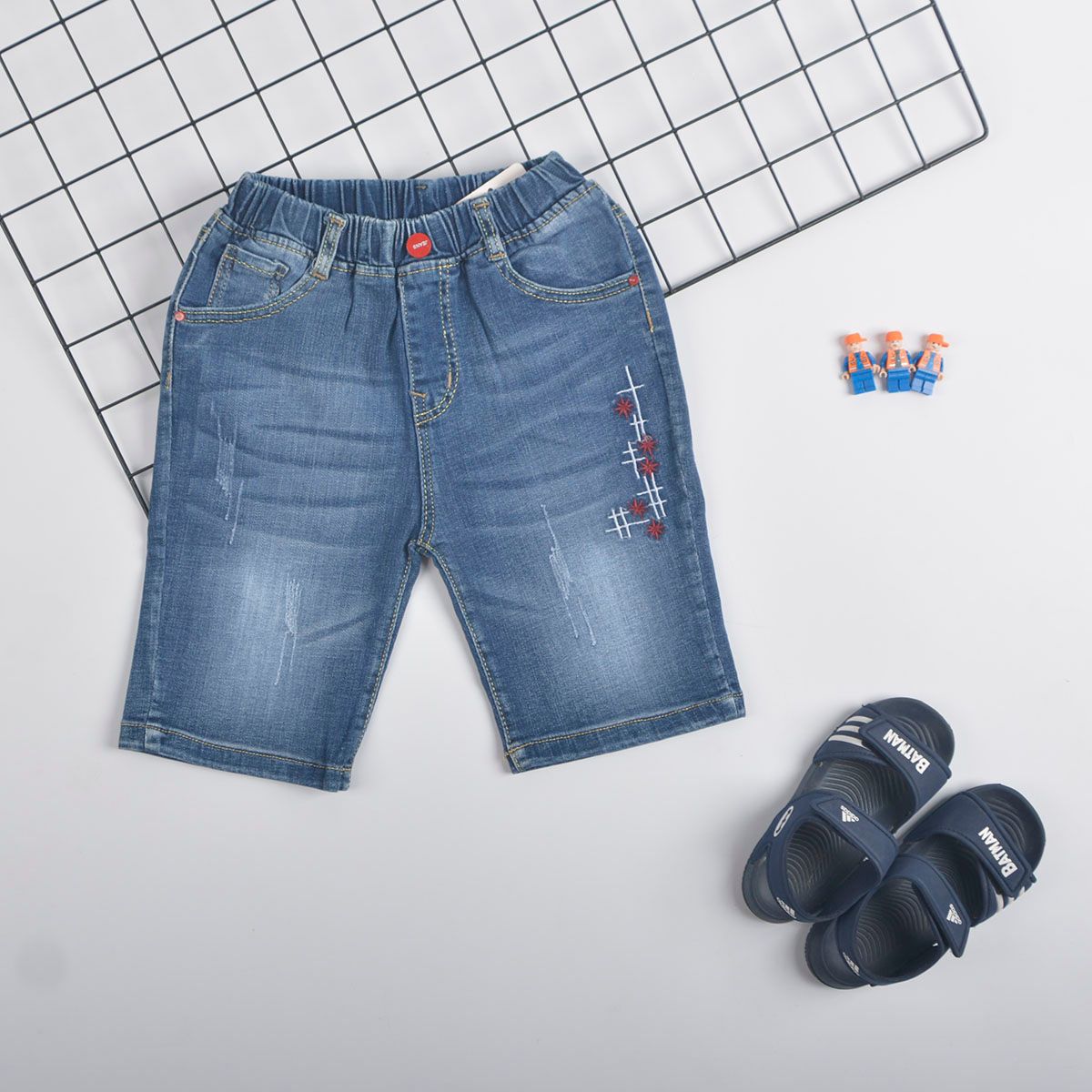 Quần short jean TrueKids, quần short jean cho bé trai thêu sọc