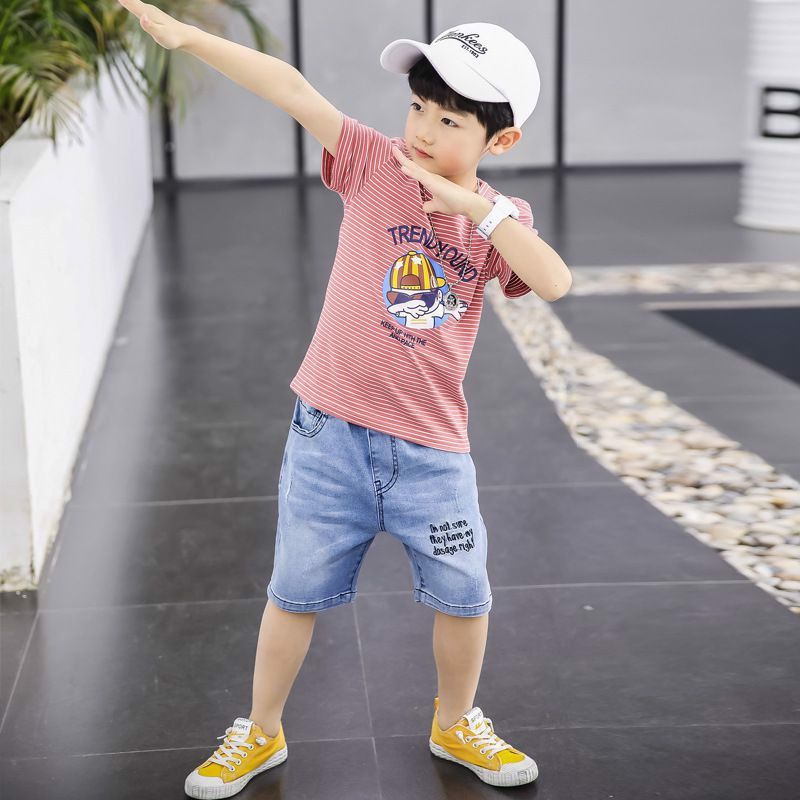 Đồ bộ bé trai gồm quần short jean và áo thun sọc cá tính