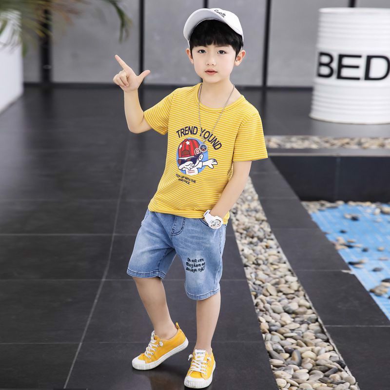 Đồ bộ bé trai gồm quần short jean và áo thun sọc cá tính