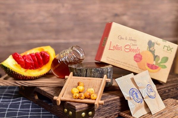 Hộp Hạt sen sấy gấc mật ong Nam Xanh 65g (100g)