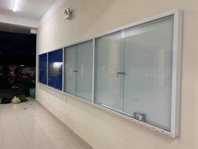 Bảng từ trắng thông tin có cửa kích lùa