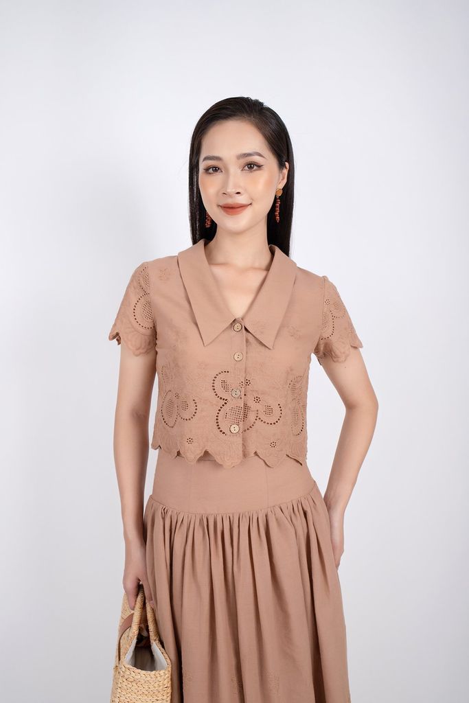 BJD32621 - Chân váy midi vải thô dáng xòe chân thêu họa tiết cạp sau chạy smocking - PANTIO