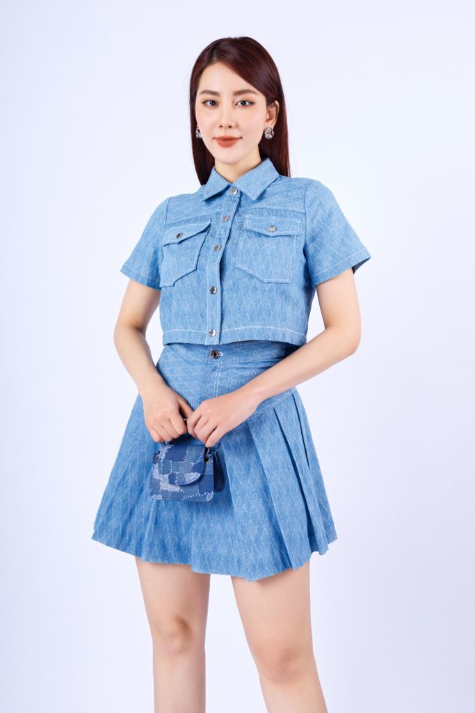 BAS33041 - Áo kiểu dạo phố vải denim dáng croptop có lót vải habutai cổ đức cài cúc phối túi hộp trang trí - PANTIO