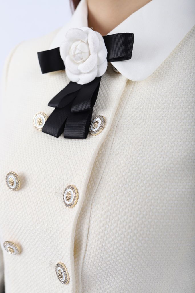 FAD9509 - Áo vest công sở vải dạ dáng croptop có lót vải lụa gió cổ và nẹp tay pha vải tạo kiểu kèm hoa cài áo trang trí - PANTIO