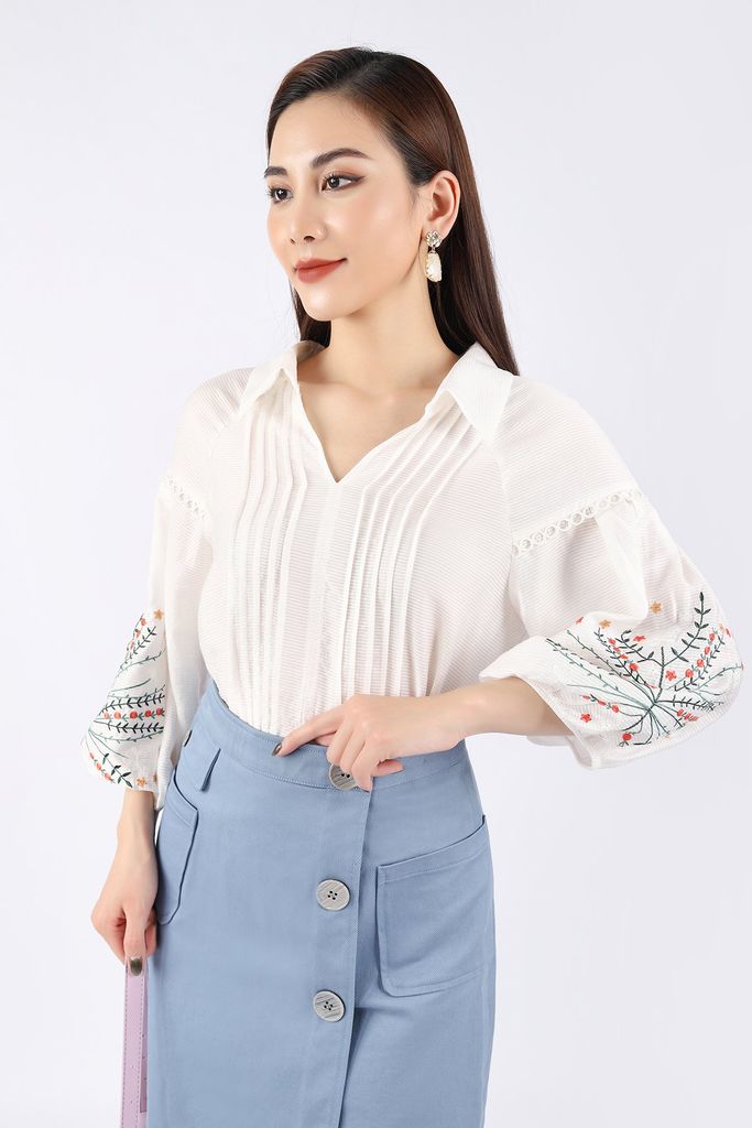 FAK51284 - Áo kiểu công sở vải thô dáng croptop cạp bo chun thân xếp mí vai chờm tay nối ống to phối họa tiết thêu - PANTIO