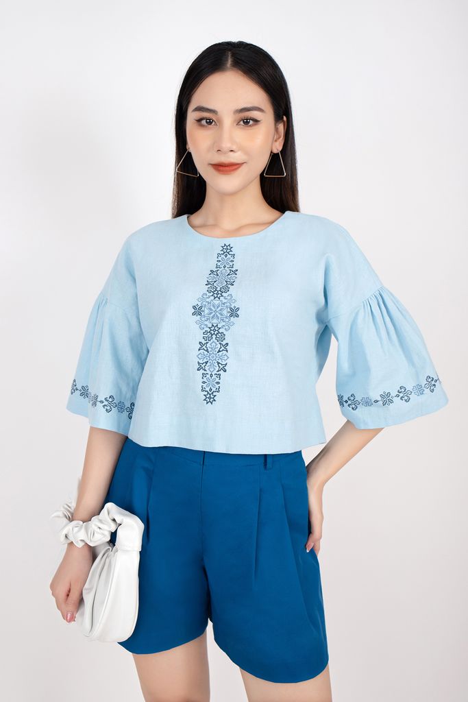 FAS33293 - Áo kiểu dạo phố vải linen dáng suông croptop tay loe thân ngực thêu họa tiết - PANTIO