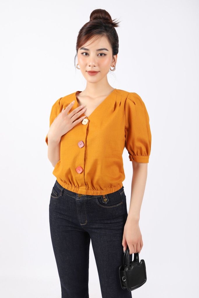 FAS53582 - Áo kiểu dạo phố vải linen dáng croptop cạp bo chun cổ V đính cúc màu trang trí - PANTIO