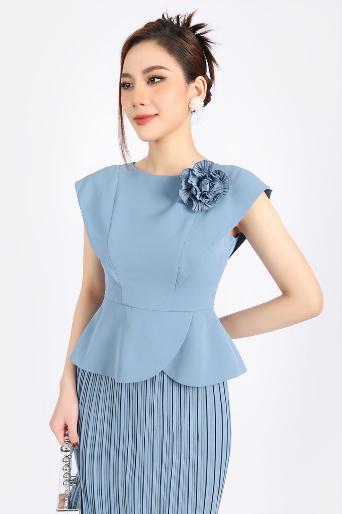 FDC33714 - Đầm công sở vải lụa dáng peplum chân rập ly vai chờm kèm hoa cài áo trang trí khóa thân sau - PANTIO