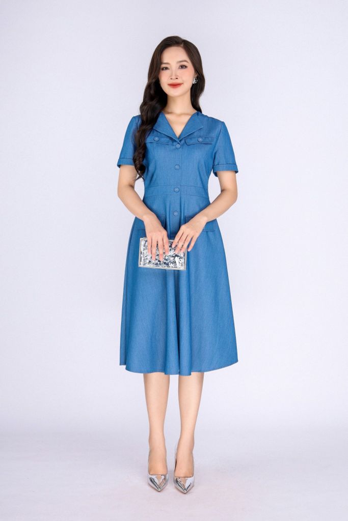 FDC34040 - Đầm công sở vải denim dáng xoè cổ bẻ thân đính khuy bọc trang trí kèm nắp túi tạo kiểu khoá thân sau - PANTIO