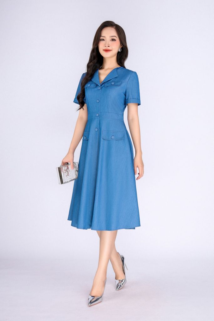 FDC34040 - Đầm công sở vải denim dáng xoè cổ bẻ thân đính khuy bọc trang trí kèm nắp túi tạo kiểu khoá thân sau - PANTIO