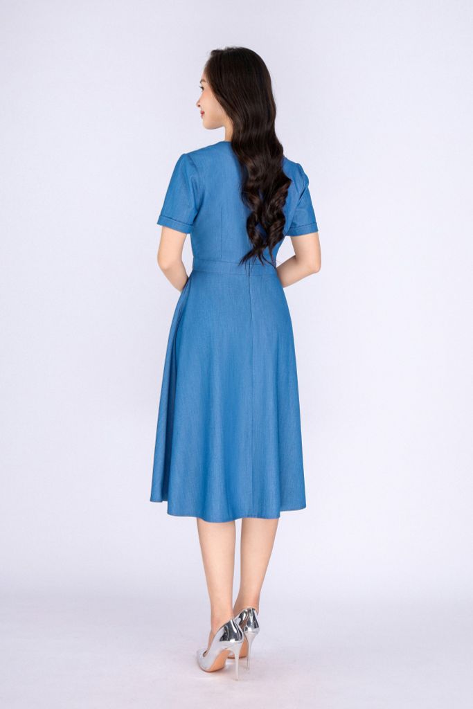 FDC34040 - Đầm công sở vải denim dáng xoè cổ bẻ thân đính khuy bọc trang trí kèm nắp túi tạo kiểu khoá thân sau - PANTIO