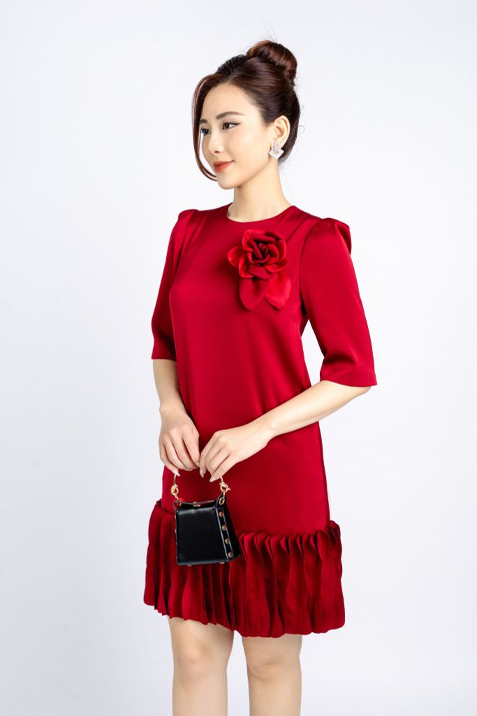 FDC34108 - Đầm công sở vải tơ dáng suông có lót vải habutai cổ tròn tay bồng nhẹ chân váy đính kiểu trang trí kèm hoa 3D cài áo khoá thân sau - PANTIO