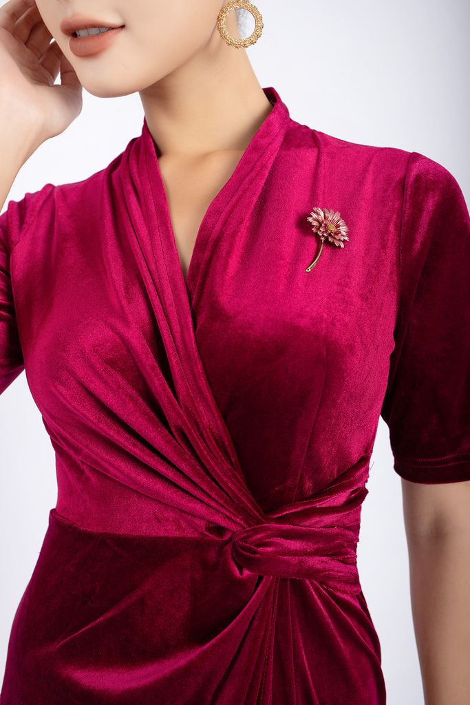 FDC93608 - Đầm công sở vải nhung dáng ôm cổ V chồng vạt xoắn eo tạo kiểu kèm hoa cài áo khóa thân sau - PANTIO