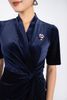 FDC93608 - Đầm công sở vải nhung dáng ôm cổ V chồng vạt xoắn eo tạo kiểu kèm hoa cài áo khóa thân sau - PANTIO