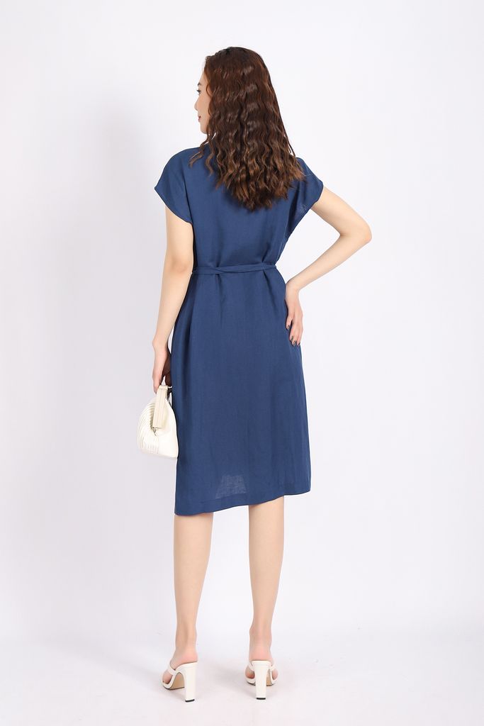 FDP32956 - Đầm dạo phố vải linen dáng A cổ V bẻ vai chờm hình thêu trang trí kèm dây đai tạo kiểu - PANTIO