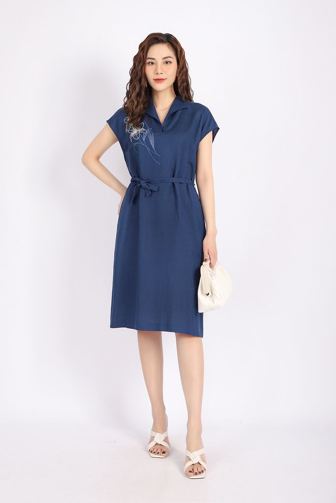 FDP32956 - Đầm dạo phố vải linen dáng A cổ V bẻ vai chờm hình thêu trang trí kèm dây đai tạo kiểu - PANTIO